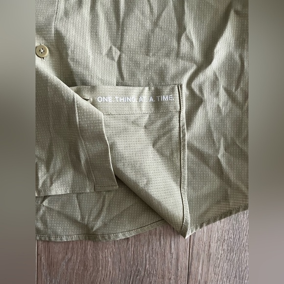 Lululemon Men’s Airing Easy Long Sleeve Shirt Heathered Dew Green - Medium - Picture 4 of 9